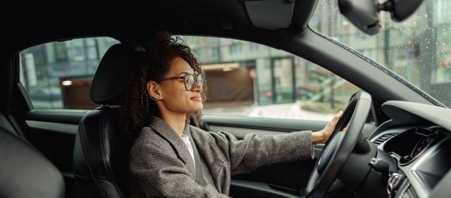 Frau fährt ein Auto