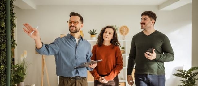 Drei Menschen sehen sich eine Wohnung an