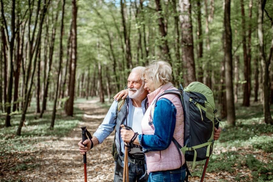 Älteres Ehepaar auf einer Wanderung