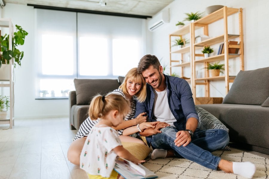 Familie sitzt im Wohnzimmer