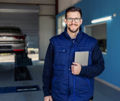 elektroauto wird aufgeladen