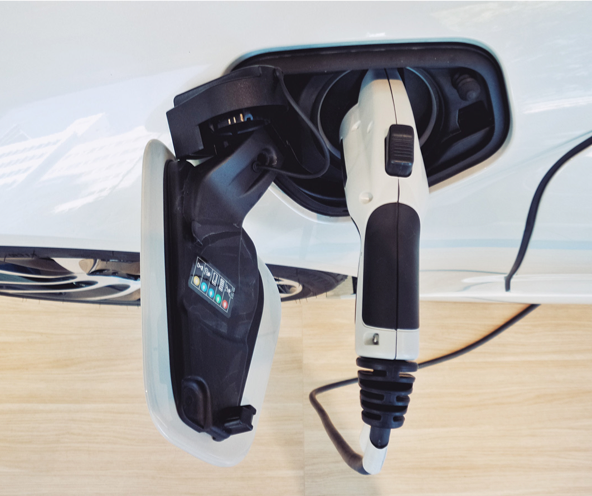 elektroauto wird aufgeladen