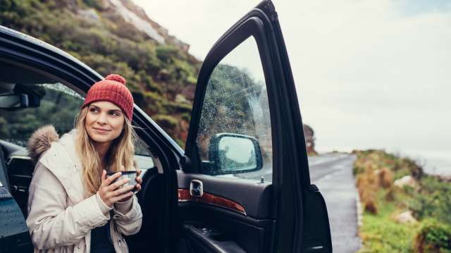 Junge Dame Auto beifahrerin