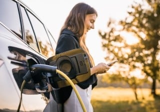 Elektroauto wird aufgeladen
