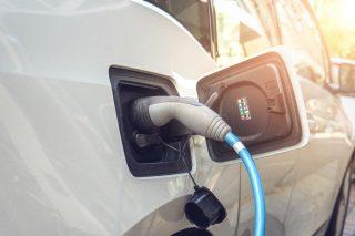 Elektroauto wird aufgeladen