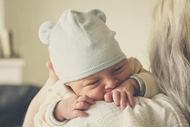 Mutter umarmt Baby