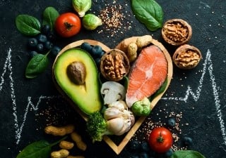 gesundes Essen, Teller mit Lachs und Gemüse