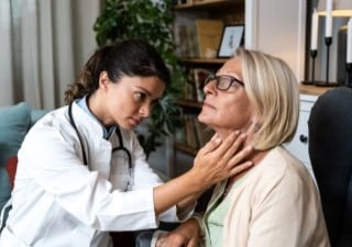 Eine Damen wir Ärztin untersucht