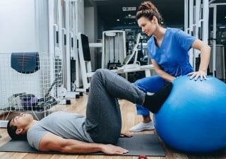 Eine Damen wir Ärztin untersucht