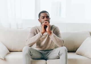Man, der sein Kopf wegen Burnout haltet