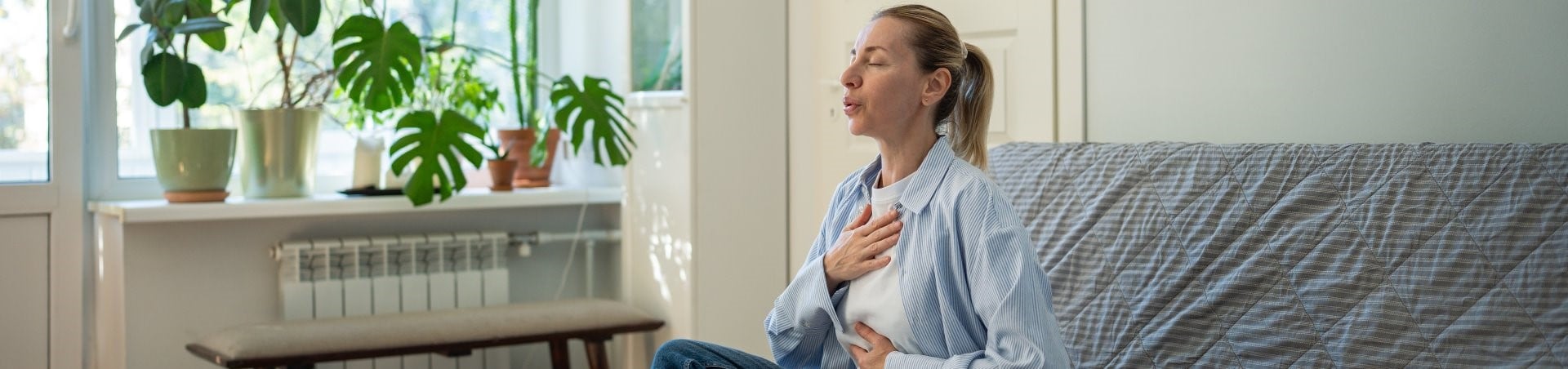 Frau macht Yoga Übungen