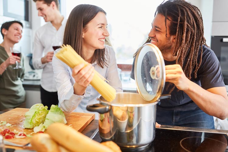 studenten essen zusammen und sprechen über haushaltsversicherung