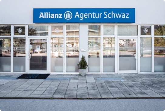 Man sieht die Auslage von der Allianz Agentur Schwaz