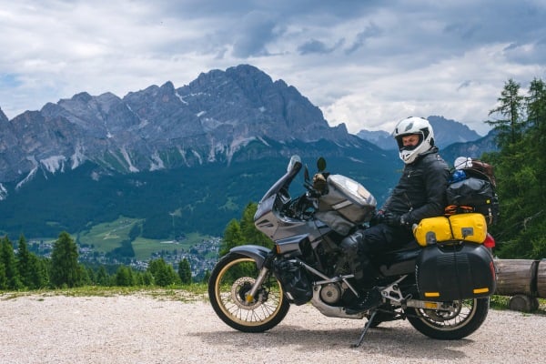 man faehrt motorrad