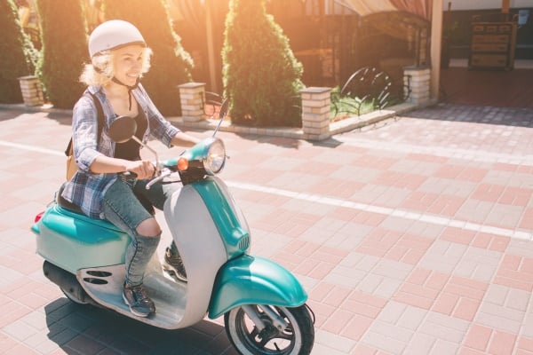 man faehrt motorrad